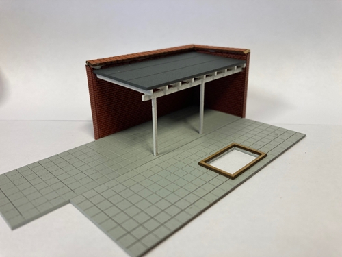 Hobbytrade 87293 Carport mit Auffahrt aus rotem Stein. H0